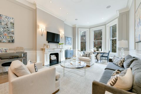 Sophisticated design meets classic Back Bay architecture in this renovated Marlborough Street residence just blocks from Newbury Street, the Charles River and the Public Garden. Ideal for entertaining, the stunning parlor level includes a chef’s kitc...