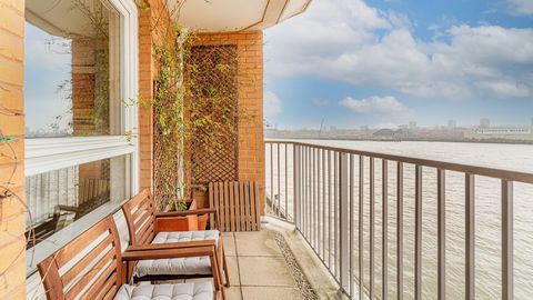 Nous vous présentons un exceptionnel deux-pièces à Poseidon Court, Homer Drive, Isle of Dogs E14. Avec ses magnifiques vues sur la rivière, la rénovation méticuleuse de cet appartement est de qualité supérieure et dispose d’un balcon plus grand que l...