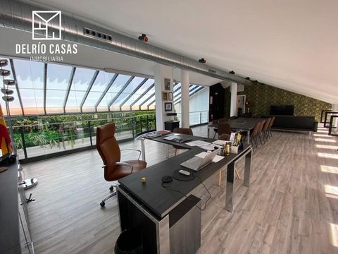 DELRÍO CASAS präsentiert dieses wunderbare Büro im Zentrum von Huelva, in dem Sie die Nutzung in Wohnraum umwandeln und eine spektakuläre Maisonette haben können.~Neue Sanitär- und Elektroinstallationen, Metallschreinerei, Malerarbeiten, Böden, Wände...