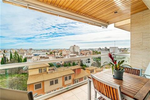 Apartment with unobstructed views of the Cathedral and the sea. This penthouse has an area of approximately 164m2 and consists of a spacious living room, kitchen furnished and equipped with office, laundry room, 4 double bedrooms, 2 bathrooms (1 en s...