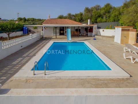 Discover this spacious villa for sale in Son Vilar. It has a constructed area of 263 m² on a plot of 1.249 m². On entering you will find a spacious entrance hall and the day area, with a large living room, dining room and kitchen, as well as a small ...