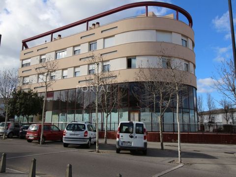 Commercial property in construction. It consists of double-height ground floor (5.70 meters), a small basement and several optional parking spaces. Facade of 35 meters, all glazed and with five doors. The place is divisible into several departments a...