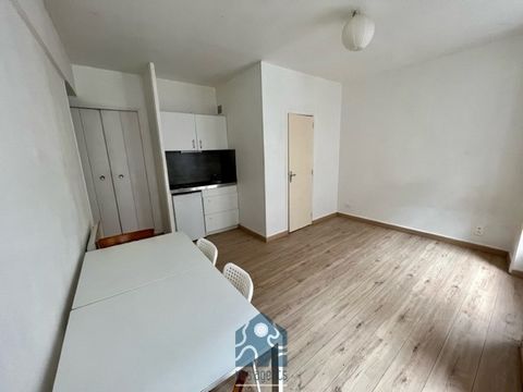CLERMONT-FD hypercentre // Your Agents offer you exclusively... a studio located near Place Gaillard, a stone's throw from Place de Jaude. This studio of 20.72m2 on the second floor of a 3-storey residence with on the ground floor a commercial doorst...