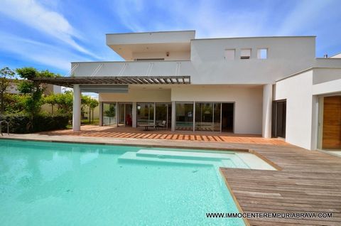 EMPURIABRAVA: Exclusive and modern, architect-designed villa with sailboat mooring for sale Located in the heart of the Residential Marina of Empuriabrava before the bridges, this property will delight you Exclusive and modern. You can moor your boat...