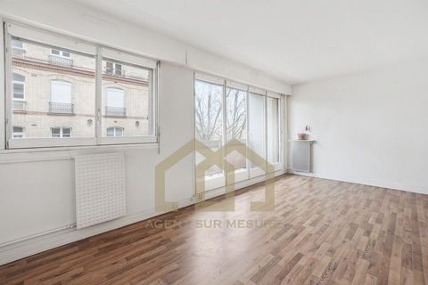 Rue Croulebarbe - in the heart of the 13th arrondissement and close to the 5th. In a peaceful and residential street. On the 3rd floor of a charming condominium, an apartment composed as follows; An entrance, a living room with a large balcony, an in...