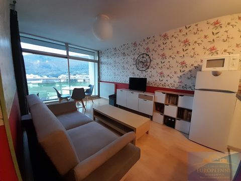 EXCLUSIVE TO EUROPEAN AGENCY Lourdes, on the 4th and last floor of a residence with elevator, type 2 apartment of 36 m2 composed of a kitchen open to living room opening onto a large balcony, bedroom, bathroom and toilet. Two large bay windows give u...