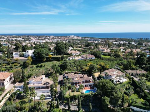 Estepona, El Paraiso. Price reduced! Magnificent villa built on 3 levels, with panoramic views to the west (wonderful for the afternoon sun!) enjoying golf and sea views. A nice private driveway takes you a courtyard with room to park several cars. A...