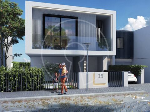 Un nouveau concept de mode de vie durable Villa de 4 chambres, triplex, avec piscine insérée dans le développement Herdade do Meio, embrassant un nouveau concept de VIE ÉCOLOGIQUE Sur un terrain de 363 m2 se trouve cette villa de 3 étages, dans laque...