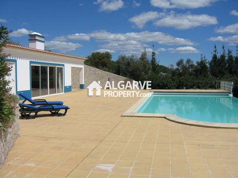 Excellente propriété, composée d'une villa, d'une piscine, de jardins, d'un vaste terrain et d'un hangar d'aviation, située dans un quartier privilégié de l'Alentejo - à mi-chemin entre Lisbonne et l'Algarve - cette propriété unique pour ses caractér...