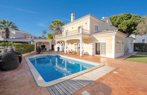 Located in Vale do Lobo. This charming villa is ideally located in a prestigious condominium, guaranteeing privacy. Just a few minutes from Vale do Lobo's golden beaches and leisure activities. With four spacious bedrooms, all en suite and each with ...