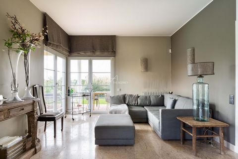 Located in Cascais. Set on a plot of 815m2 with a lovely view over the Penha Longa golf course, this 312m2 residence is a unique family retreat. The ground floor encompasses a large living room of 80m2 connected to a spacious dining area and a fully ...