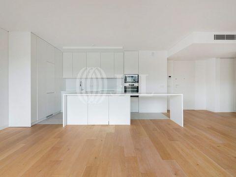 Brand new 2-bedroom apartment with a gross private area of 110 sqm, including 2 parking spaces and a storage room. It is located in the Fábrica 1921 development, next to the Monsanto Forest Park, in Benfica. The apartment, situated on the 1st floor w...