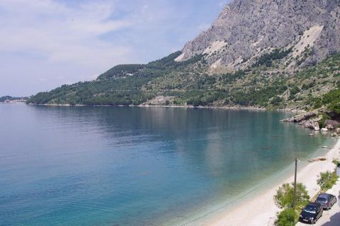 Apart-house for sale on the first row to the sea and the beach on the Makarska Riviera! Fantastic sea view are opening from the terraces of the property. The house has a total area of 618m2 and consists of a ground floor with a garage and three floor...