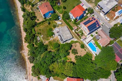 Belle propriété de 8 appartements touristiques à Posedarje près de Zadar au premier rang de la mer ! A côté de cette propriété avec piscine se trouve une belle plage de galets et une mer cristalline. Emplacement vraiment unique ! Grâce à sa protectio...