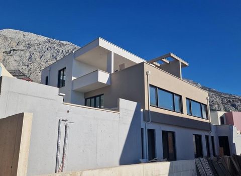 Makarska, Veliko Brdo district offers new duplex villettas under construction only 1,2 km from the sea and beaches! Wonderful sea views! The building is located on land with a total area of 692m2 and is designed as two villettas with swimming pools. ...