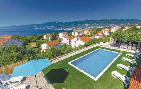 Villa avec piscine et vue panoramique sur la mer à Rijeka, Martinkovac La proximité de l'autoroute et des routes locales permet un accès rapide à Opatija, Crikvenica et l'île de Krk. La surface au sol totale est de 300 m². Au sous-sol, il y a une cui...
