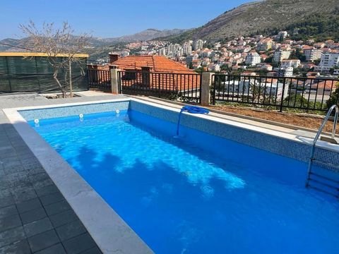 Maison d'hôtes avec piscine et vue sur la mer à Dubrovnik, à 300 mètres de la mer seulement. Un immeuble entièrement meublé bénéficiant d'un emplacement extraordinaire à seulement 300 mètres de la mer dans la charmante ville de Dubrovnik. Cette résid...