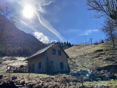 In the middle of nature, in a hamlet of four houses, preserved and far from the road, discover in exclusivity this small chalet to finish. This old barn, whose renovation has been carefully started, is built on a plot of 1300 m², without easements, a...