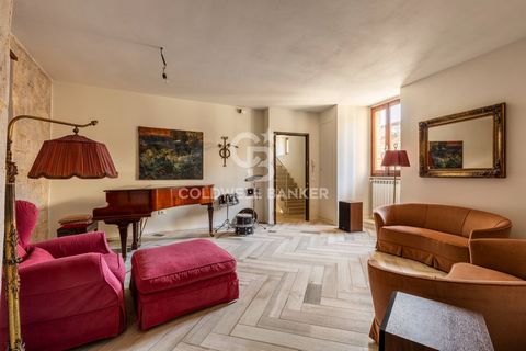 PROPERTY DESCRIPTION Adjacent to the church of S. Agostino, a few steps from the arch of Via di Porta Romana which leads to the historic center of Gubbio and very close to the cable car which takes you to Mount Ingino, where the largest Christmas tre...