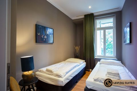 An apartment with plenty of space. Located directly on the marketplace of the up-and-coming art district Lindenau, in the west of Leipzig, is this vacation rental. Not far from the Spinnerei Leipzig, you can rent this apartment for a night or longer ...