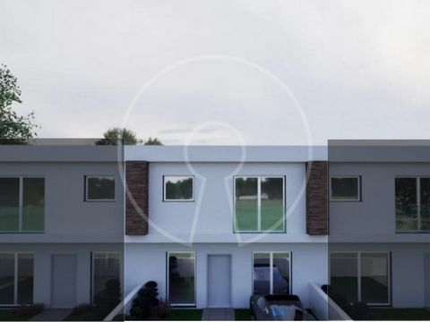 Townhouse in Fernão Ferro, in an area of growing development and appreciation, with a significant urban requalification intervention promoted by Seixal City Council, close to Parque das Lagoas. This 2-storey house has the following layout: Floor 0 - ...