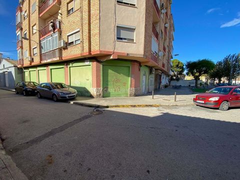 Opportunity to acquire this 250 m² commercial space in a consolidated and busy residential area in the municipality of Moncada, province of Valencia. Located on the first line of the Moncada-Alfara metrovalencia station (L1) and 25 minutes by car fro...