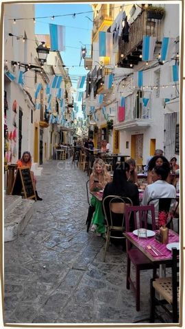 Bar Restaurant en pleine activité, dans l'une des rues les plus animées du quartier de Dalt Vila, l'ancien et le plus beau quartier d'Ibiza. Situé spécifiquement dans la rue Mare de Deu. Le restaurant dispose d'une cuisine entièrement équipée, de sal...