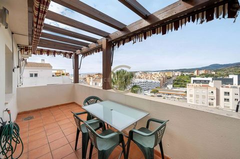 Century 21 Sun Puerto Banus offers you this beautiful penthouse located in the private and quiet urbanization of Camino de los Molinos, in Estepona. With a total built area of 163m2, this property comes with a garage double space and storage room. Fr...