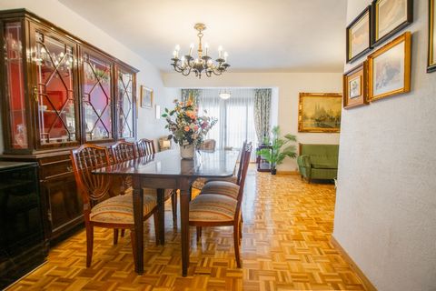Magnificent apartment in Triana, in the Parque Rubén Darío urbanization. The 120 m2 built house consists of an entrance/hall, large living room, four bedrooms, two bathrooms, separate kitchen and laundry room. It has an elevator, built-in wardrobes, ...