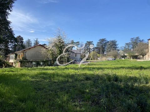 SALE in ECULLY 69130. A plot of 1200m2 flat serviced, with a constructability of floor area of 210m2 hab. and a footprint of 268m2 with annexes. Swimming pool. FREE BUILDER. Close to TCL and JD transport. Quiet environment. Franck PARISET ...