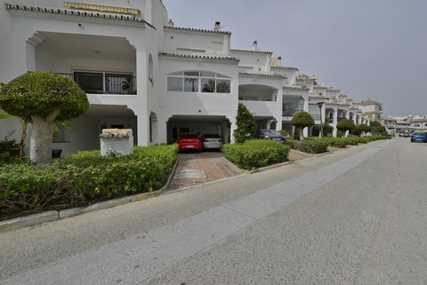 Great three level townhouse on a nice street on the Miraflores side of Riviera del Sol. At the entrance there is private parking for three cars. You enter into the reception area and a staircase leads up to a good size lounge/diner with a fireplace ,...