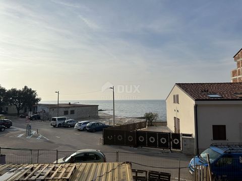 Location: Istarska županija, Umag, Umag. UMAG - Apartment in a luxurious new building, first row to the sea, sea view. For sale is a beautiful three-room apartment in the very heart of the city of Umag, only 30 meters from the town center. This moder...