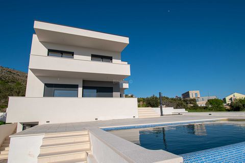 Trogir Umgebung, neu erbaute Villa mit einer Bruttogesamtfläche von 230 m2 auf einem Grundstück von 800 m2, verteilt auf drei Etagen. In der atemberaubenden Umgebung von Trogir gelegen, bietet diese neu erbaute Villa den perfekten Ort für komfortable...
