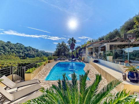 Ideally located in the Saint Paul countryside, close to all amenities, this superb villa combines Provencal character with modern features, resulting in a beautiful, family-friendly property that is sure to win you over, not least because of its rare...
