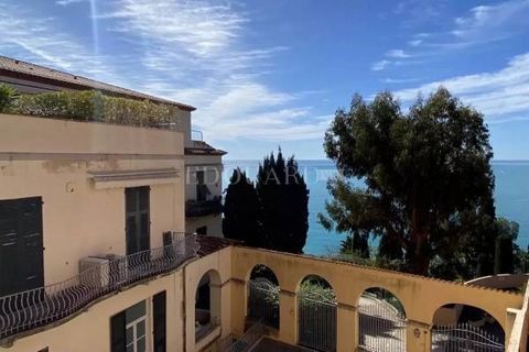 Idealiskt beläget i Roquebrune Cap Martin, i bostadsområdet ? Hameau, nära Furstendömet Monaco, till salu hus på 109 kvm i mycket gott skick med tvåglasfönster, luftkonditionering, VMC, termodynamiska cumulus, vedspis, 300 kvm trädgård, vacker havsut...