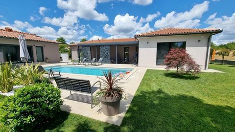 An impressive new built villa with a swimming pool in a great location in Labin area, 8 km from the sea! Total area is 212 sq.m. Land plot is 897 sq.m. In the charming town on the eastern side of Istria, a stunning house with a swimming pool is avail...