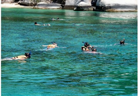 Mar, montaña, piscina, aire acondicionado, aparcamiento en la puerta, instalaciones especiales, céntrico a sólo 1,5 km de la playa de Letojanni.