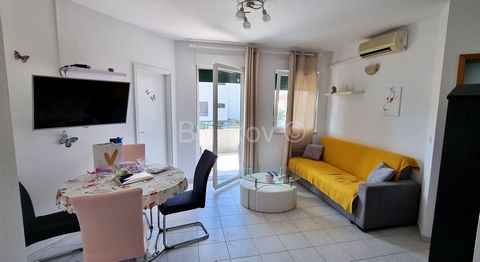 Kaštela, Kaštel Novi, two-bedroom apartment 52 m2, in a smaller building without an elevator, on the first floor. For sale is a beautiful apartment located in Kaštel Novi, in an excellent location for comfortable living. It is just a 5-minute walk fr...