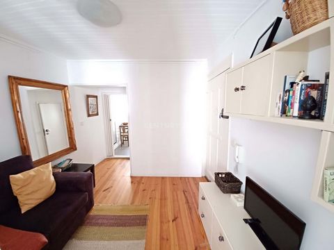 Apartamento de 2 assoalhadas num segundo andar, situado na melhor Rua de Alfama. Se gosta de viver no verdadeiro bairro de Lisboa, venha rapidamente visitar.. O apartamento mantém todo o charme original, que só um bairro típico como Alfama pode ofere...