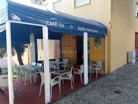Are you looking for a fully functioning bakery/coffee shop? This is the ideal place for you! Shop with an area of 70 m2, operating as a pastry shop and cafe, with a loyal clientele, an outdoor terrace space, where you can enjoy an excellent green lan...