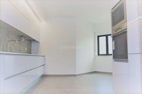 Fully refurbished 3-bedroom apartment in the center of Mafra Investment property! Rented for 1,230 with a contract until the end of August 2027. It is possible to visit by appointment. Fully refurbished 3-bedroom apartment with excellent areas in the...