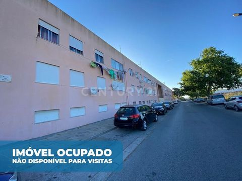 PROPERTY OCCUPIED AND NOT AVAILABLE FOR VIEWS, sold in this condition. 2 bedroom apartment with a total area of 73m2, located in Setúbal. The property is located in a consolidated area of the city, close to all types of commerce and services, both pu...