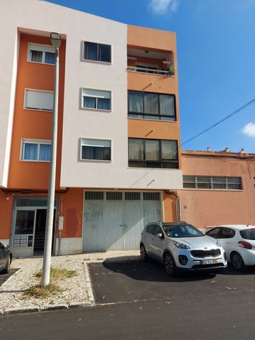 Large commercial area in a single floor, ground floor, and in an open space of 210 square meters and with a rectangular configuration, 29.25m x 7.20m, which has a 5m ceiling height at the back side in the 8.50m x 7.20m and natural light, and in the r...