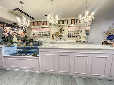 Great business opportunity in one of the best locations in Parede. Taking into account the success that this point of sale has had, the current customer, as he is no longer able to satisfy the demand of his customers, is already moving to another, la...