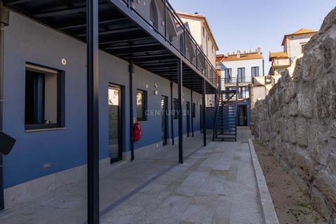 Building fully rehabilitated in 2022 in the center of Vila Nova De Gaia, Mafamude. With a gross private area of 267m2 - consisting of 12 accommodation units, T0, with fully equipped kitchen and bathroom. With an outdoor area for common use, were tena...