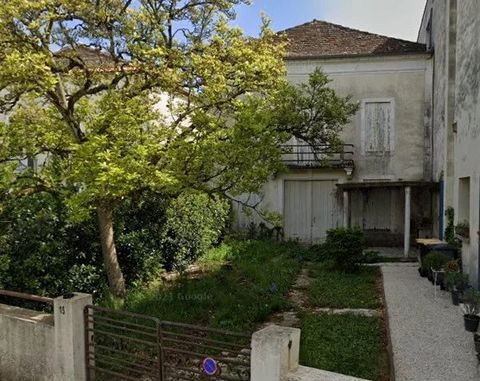 Ideally situated for conversion into a restaurant, or a high-end chambre d'hotes/luxury rental property (subject to necessary permissions). Set just a few metres from the centre of one of the most popular and beautiful Bastide towns. A little back fr...