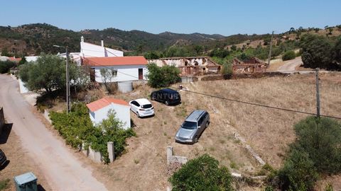 Landhaus mit Land und Ruine in der Serra do Malhão, in Salir. Die Villa befindet sich in einer ruhigen Gegend und bietet einen ländlichen Lebensstil, es ist 7 km von den nächsten Dörfern - Salir und Alte, 25 km von den Stränden von Albufeira und Quar...