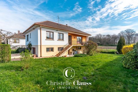 GERSTHEIM, 5min from Erstein - IDYLLIC SETTING In a quiet area and ideally located on the water's edge, this single-storey house will seduce you with its breathtaking view of nature. This property offers 95m2 on a plot of 6ares03. It is composed as f...