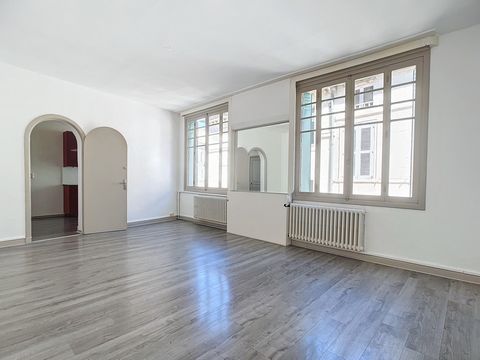 Located on the 2nd floor of a well-maintained stone building, this apartment offers a beautiful living space and large bedrooms with high ceilings. Charming, functional and in very good condition, all you have to do is put down your furniture. Large ...