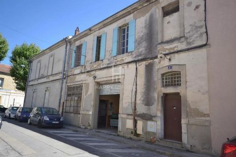Located in the center of Châteaurenard, business on more than 360m2 on the ground free of any commerce and commercial lease, with upstairs a large apartment of more than 122m2 to renovate with high ceilings and large volumes as well as a cellar in th...